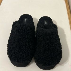 Ugg maxi curly slippers size 9